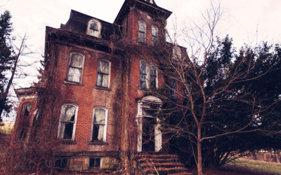 8 Real Haunted Houses You Can Actually Visit From possessed plantations to the home of a grisly axe murder, take a spine-chilling tour of these real haunted houses across the country