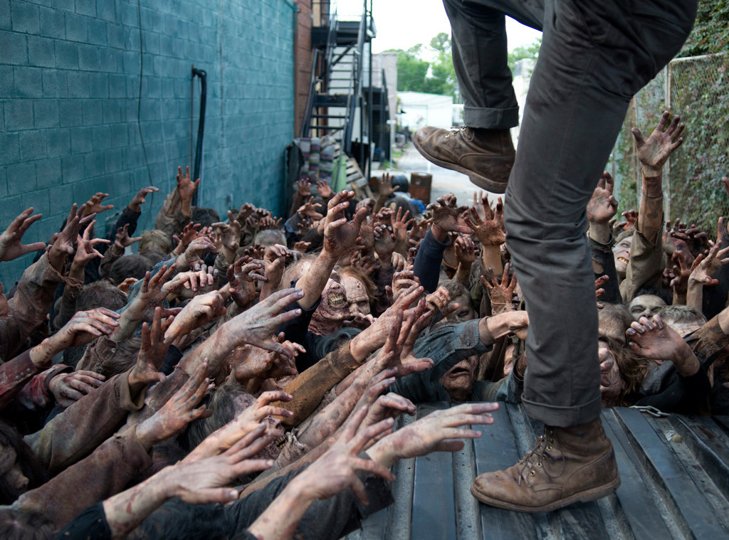 The Walking Dead Glenn survives walker horde