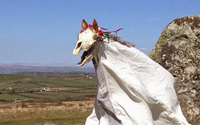 Weird Christmas – Mari Lwyd The party animal horse skull of Wales