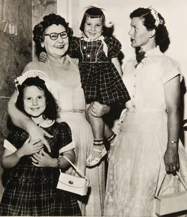 Nannie Doss with adult daughter, Melvina, and the (surviving) grandchildren